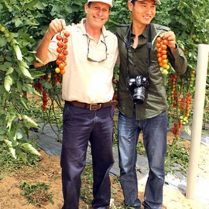 Ông Liebreich (trái) đưa ông Wang thăm vườn cây ăn trái chất lượng cao của mình. Ảnh: Just Means