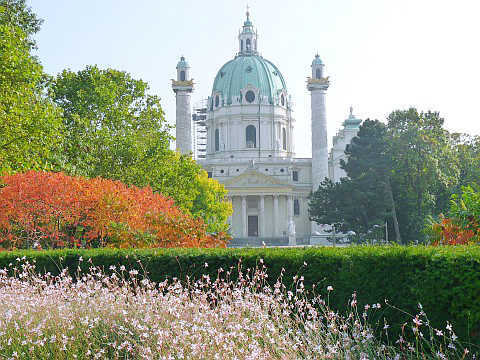 Nhà thờ thánh Karl, một kiến trúc Baroque thế kỷ 18 nổi bật trên nền hoa nhiều màu sắc.