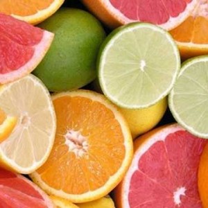 Vitamin C trong cam và chanh tăng sản lượng collagen tự nhiên.