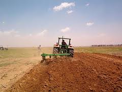 Áp dụng cày đất tối thiểu sẽ làm giảm tiềm năng xói mòn đất, nhưng những quá trình làm chua đất nhiều hơn (như phân giải dư thừa xác bã thực vật, nitric hóa của phân N, v.v) xuất hiện ở bề mặt đất. Ảnh minh họa 