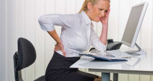 Đau lưng ở người trẻ thường liên quan tới yếu tố chấn thương, có thể do mang vác nặng, lao động nặng hoặc vận động sai tư thế. (Ảnh minh họa: Internet)